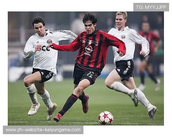 AC米兰边路下底回传形成绝佳射门点